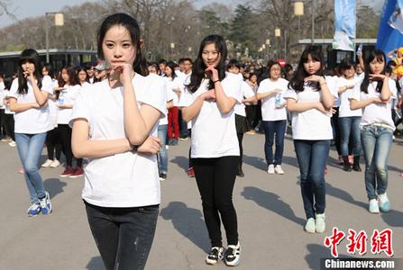 女子一直喉咙痛竟是咖啡惹的祸